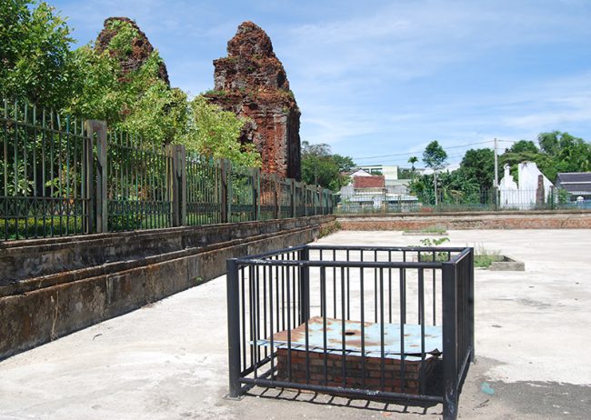 Giếng Chăm kề bên cụm tháp Chăm Khương Mỹ.