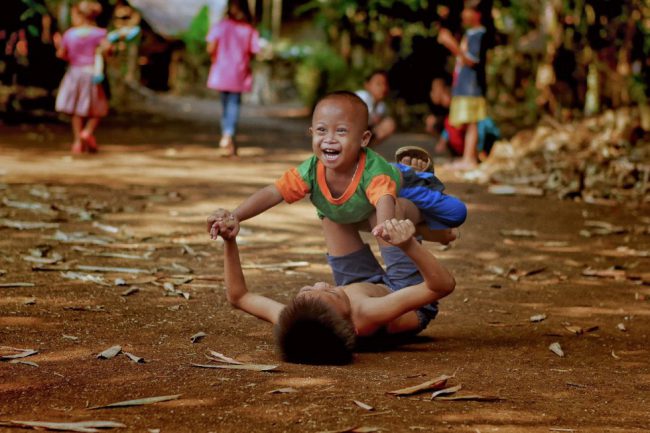 Khoảnh khắc vui đùa của 2 đứa bé ở Indonesia - Ảnh: Agora/Jam Press