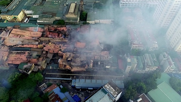 Sau nửa ngày được dập tắt, khói bụi từ đám cháy vẫn bao phủ một vùng. Ảnh: Ngọc Thành.