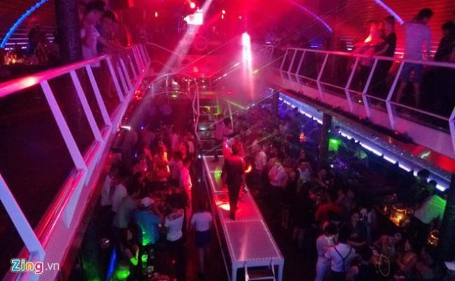 Từ tháng 9, quán karaoke không được hoạt động sau 12h đêm. Vũ trường không hoạt động từ 2h – 8h và không được phục vụ người dưới 18 tuổi. Ảnh: Duy Hiếu