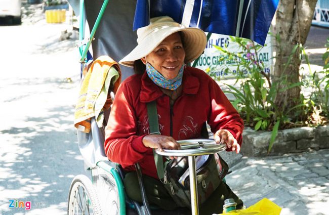 Bà Trần Thị Tám (quê Quảng Ngãi) cho biết bản thân bị tàn tật và làm nghề bán vé số dạo với thu nhập mỗi ngày được khoảng 100.000 đồng. Trước đây, mỗi ngày bà phải chi mất 50.000 đồng cho việc ăn uống. Từ khi có quán Yên Vui, bà Tám chỉ mất 4.000 đồng tiền ăn mỗi ngày.
