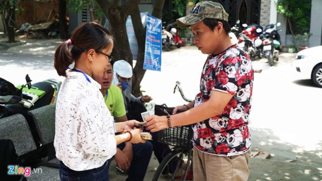 Dù quán Yên Vui treo biển quy định giá nhưng thực khách đến đây trả bao nhiêu tiền cũng được. “Ai không có thì đưa một vài nghìn, còn người có hơn nếu trả thêm thì chúng tôi cũng nhận để mua thực phẩm cho hôm sau”, chị Thu Nguyệt, tình nguyện viên của quán cho biết.
