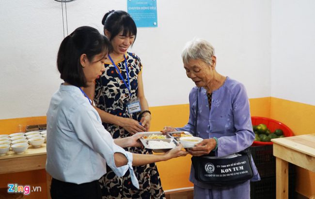 Cô Nguyễn Thị Lan (quê Đại Lộc, Quảng Nam) nói mọi người biết đến quán cơm này thông qua các tờ rơi. “Cứ đến thứ 2, 4 và thứ 6 hàng tuần thì tôi cùng các chị em lao động lại đến đây dùng bữa. Hôm nào có tiền thì trả 2.000 đồng, nếu không có thì cũng được chủ quán cho ăn miễn phí”, cô Lan (bên phải) cho hay.