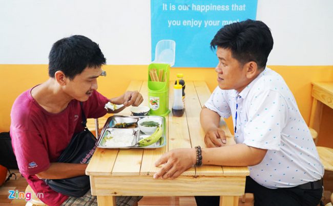“Nếu chúng ta luôn cảm thông với những người nghèo khó thì sẽ có cách làm hay để chia sẻ với cộng đồng. Tôi sẽ nhân rộng mô hình này để có điều kiện giúp đỡ nhiều người hơn nữa”, anh Đức (bên phải) nói.