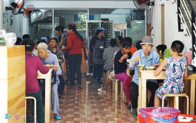 Quán phục vụ thứ 2, 4 và 6 hàng tuần. Mỗi suất ăn có giá 1.000 đồng (đối với suất cơm chay) đến 2.000 đồng (suất cơm mặn).
