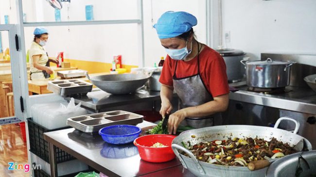 Biết anh Đức mở quán cơm từ thiện, nhiều người cũng tình nguyện đến giúp đỡ.