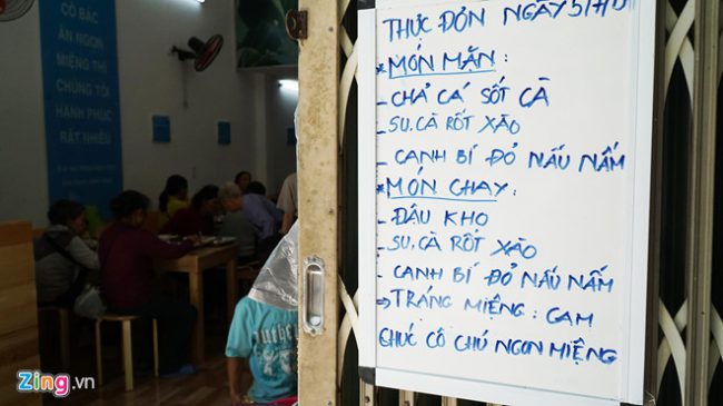 Chủ quán cho biết mỗi lần mở cửa, quán Yên Vui có hơn 100 thực khách. Để phục vụ tốt, các đầu bếp luôn thay món ăn để đảm bảo đa dạng và đủ chất dinh dưỡng.