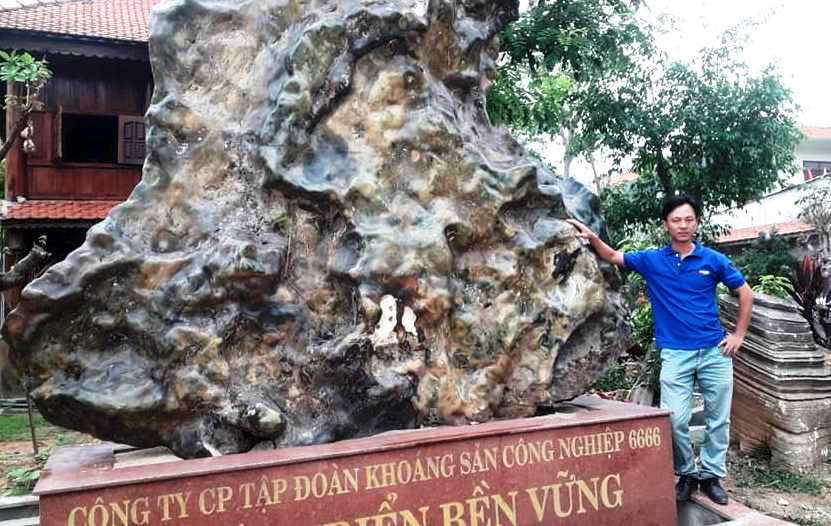 Anh Phạm Hồng Dũng bên công trình đá của mình. Ảnh: L.T