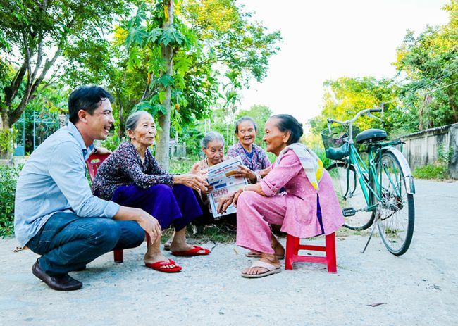 Người trẻ nên dành thời gian nhiều hơn để về quê thăm hỏi các bà, các mẹ. Ảnh: PHƯƠNG THẢO