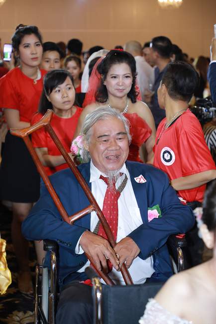 Có người lấy vợ đã rất lâu, chờ đến bạc đầu mới có được đám cưới cho mình.