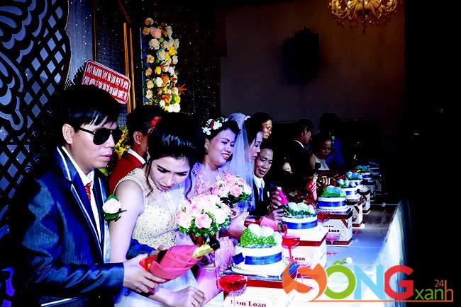 Nghi thức rót rượu mừng quen thuộc trong mọi đám cưới nhưng ở đây vẫn khiến người ta xúc động. Chú rể bị mù, nên anh phải nương theo tay cô dâu mà rót.