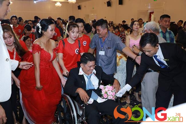 Ngay cả xe lăn, là chuyện thiếu thốn nhất của nhiều cặp đôi, giờ chót cũng được Mạnh Thường Quân – nhà tổ chức Mister Việt Nam tặng đầy đủ.
