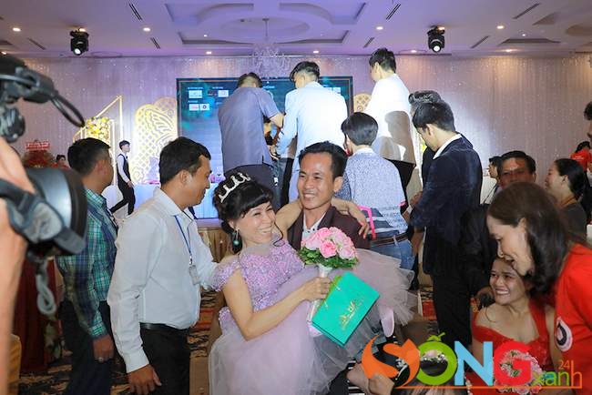 Một hình ảnh dễ thương của đám cưới, khi cô dâu khuyết tật được chồng bồng bế trên tay.