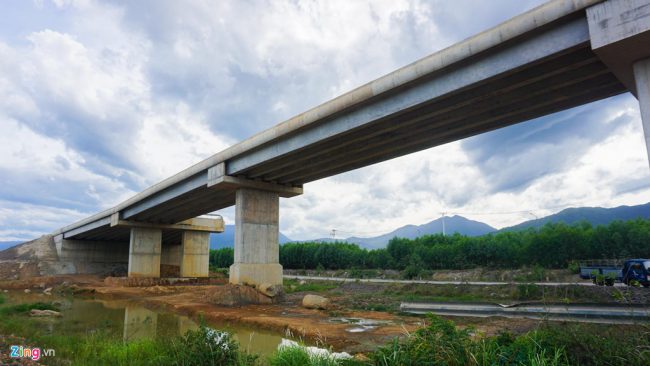 “Hiện chúng ta đã trả lãi đến lần thứ 4 với số tiền 132 triệu USD. Chỉ vì vướng giải tỏa, đền bù ở 11,5 km đường mà mỗi năm chủ đầu tư phải trả lãi 66 triệu USD”, ông Quý thông tin.