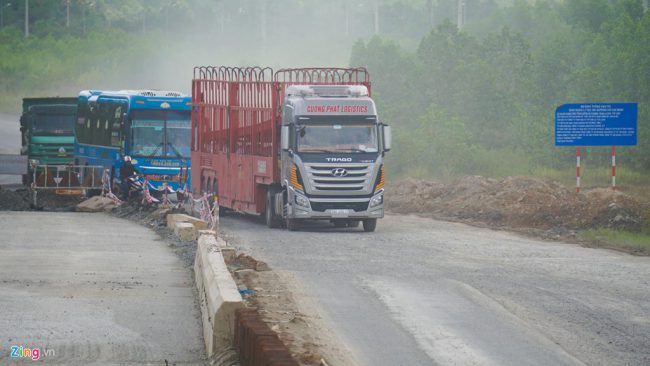 Việc chủ đầu tư chưa khớp nối đoạn tuyến dài 11,5 km với cao tốc La Sơn – Túy Loan và cao tốc Đà Nẵng – Quảng Ngãi khiến phương tiện lưu thông gặp khó khăn. Chủ phương tiện muốn di chuyển từ cao tốc Đà Nẵng – Quảng Ngãi ra các tỉnh phía Bắc phải đi bằng các con đường nhỏ rồi xuống quốc lộ 1, xuyên hầm Hải Vân ra Thừa Thiên – Huế.