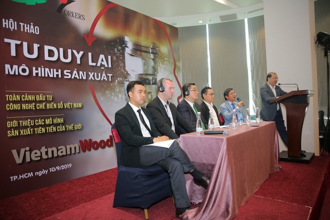 Các nhà sản xuất, nhà cung ứng máy móc thiết bị tọa đàm “Tư duy lại quy trình sản xuất chế biến gỗ” sáng ngày 10.9 tại TP.HCM.