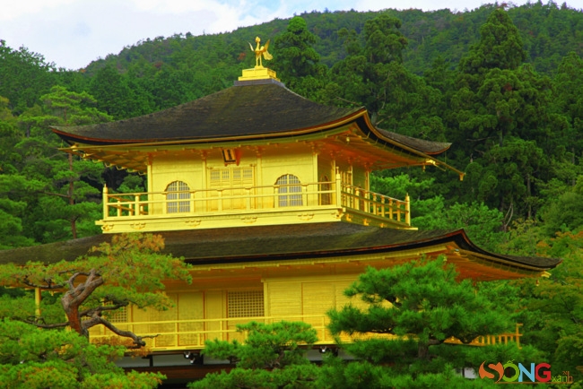 Tầng hai, tầng ba luôn là đích ngắm của du khách khắp nơi khi đến tham quan chùa Vàng.