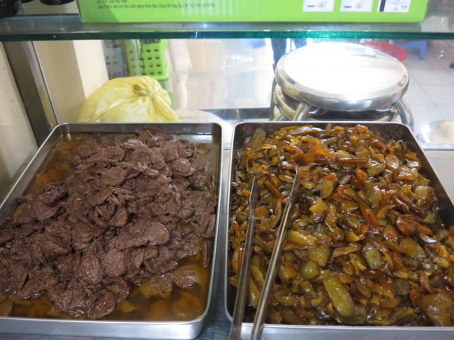 Những khay đồ ăn nóng hổi sau khi bà Hai nấu xong.