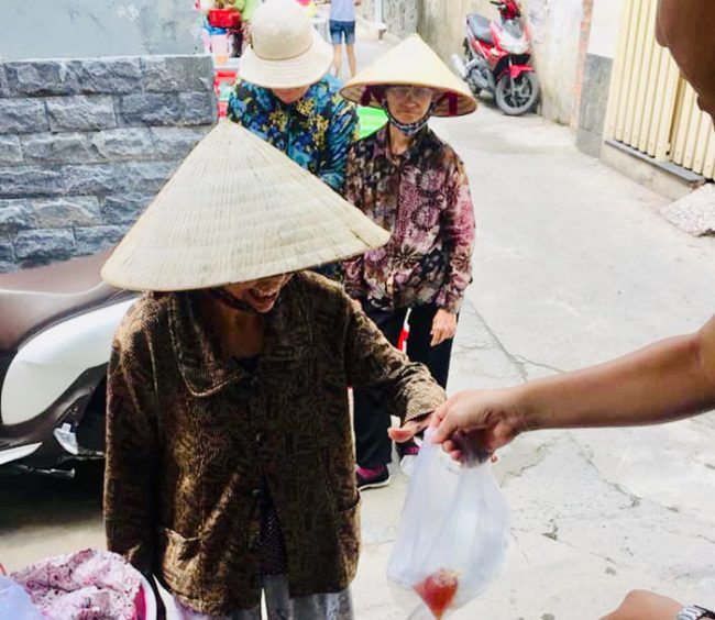 Chị Huyền Trân cho biết, khách của quán chủ yếu là những người lao động nghèo. Họ đến nhận cơm ăn với nụ cười trên môi và sự trân trọng.