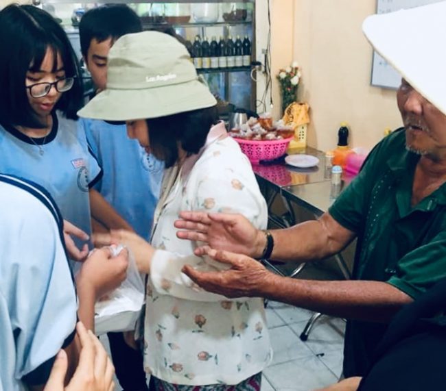 Được trao hộp cơm, ai cũng đưa hai tay nhận rồi gật đầu cảm ơn.