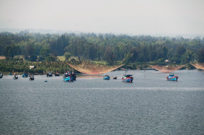 Những tàu cá cũng nằm nghỉ ngơi ven sông