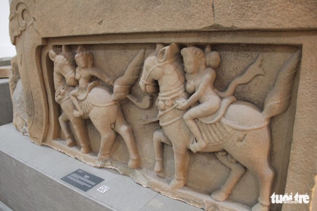 Bức phù điêu mang tên “Những người chơi Mã Cầu” được tìm thấy ở Quảng Trị cho thấy người Chămpa xưa kia đã có trò tiêu khiển dùng gậy đánh bóng trên lưng ngựa (tương tự trò đánh bóng polo của phương Tây)