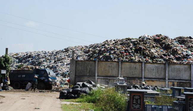 Rác chất thành núi ở bãi rác Cẩm Hà
