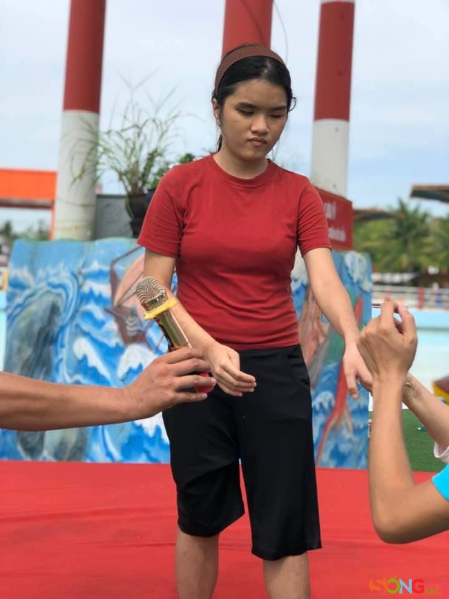 Sáng hôm ấy, ở bãi biển nhân tạo trong khu du lịch Đại Nam, khi giọng cô bé cất lên, mọi người đều phải ngoái lại. Vì giọng cô bé hay, tự tin, hát rõ ràng với cách xử lý nốt thấp nốt cao như người có học nhạc. Em hát một bản nhạc bolero quen thuộc, nhưng lại không hát theo kiểu sầu bi nức nở thường nghe. Em là một trong những người gây ấn tượng nhất của chương trình Thắp sáng niềm tin 16.