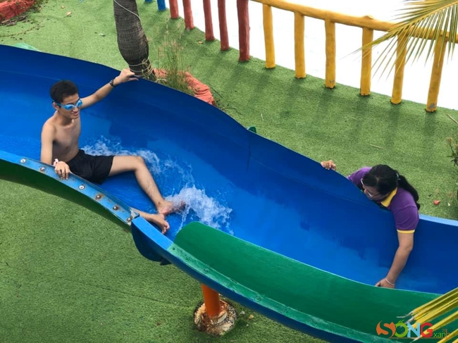 Chơi máng trượt nước vốn hấp dẫn trẻ con, với trẻ khiếm thị cũng vậy. Và còn kèm theo sự hồi hộp. Thay vì trượt nhanh theo máng, chúng thích thú níu lấy thành máng nhích từng chút một. Các tình nguyện viên luôn phải theo sát hỗ trợ.
