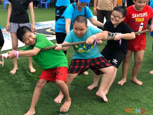Kéo co là một trong những trò chơi tập thể được những đứa trẻ yêu thích nhất, tham gia nhiệt tình nhất. Dù phân định kết quả luôn phải nhờ đến các tình nguyện viên nhắc nhớ mới biết rằng trò chơi đã kết thúc.