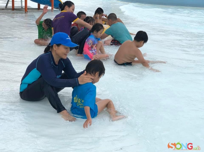 Với nhiều đứa trẻ khiếm thị, đi tắm biển vừa là niềm vui vừa là nỗi âu lo. Chúng chỉ ngồi ven bờ nghịch nước. Bãi biển như một bồn tắm khổng lồ và tình nguyện viên là người tắm cho trẻ. Còn em thì hỏi, sao nước biển không mặn mà lờ lợ vậy cô.