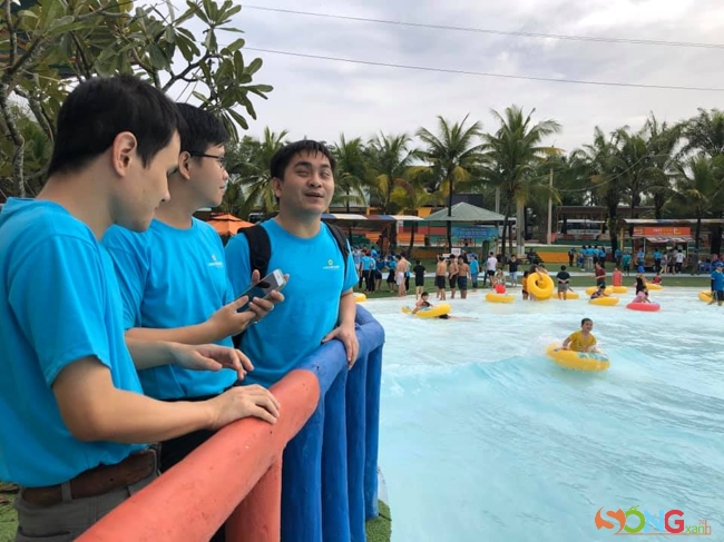 Người sáng mắt đang kể cho người khiếm thị nghe bãi biển nhân tạo nó ra làm sao, có khác “biển Vũng Tàu năm ngoái tụi mình đi, cũng trong chương trình Thắp sáng niềm tin không”.