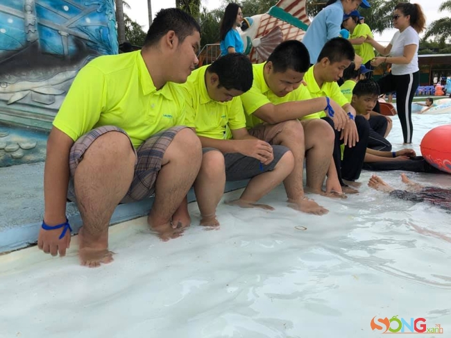 Thú vui bên bờ biển nhân tạo. Người khiếm thị tắm biển cũng rất khác. Không ồn ào. Sau lội nước, tắm, là tụm lại, tìm về bên nhau chuyện trò.