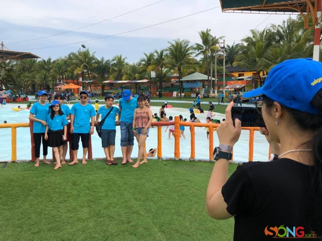 Các em vui vẻ chụp ảnh lưu niệm cùng tình nguyện viên. Có lẽ không ít người ngạc nhiên khi thấy cảnh này, nhưng với trẻ khiếm thị, chúng rất ổn trong sự ái ngại của nhiều người sáng mắt.