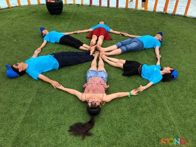 Các em vui vẻ chụp ảnh lưu niệm cùng tình nguyện viên. Có lẽ không ít người ngạc nhiên khi thấy cảnh này, nhưng với trẻ khiếm thị, chúng rất ổn trong sự ái ngại của nhiều người sáng mắt.