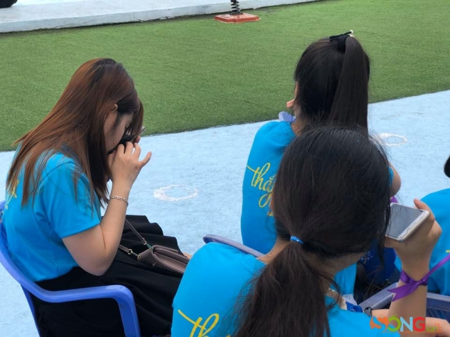 Sự tiến bộ của công nghệ thời 4.0 đã hỗ trợ người khiếm thị rất nhiều. Các bạn trẻ khiếm thị, cũng không khác gì các bạn bè lành lặn cùng trang lứa, cũng rất biết cách cập nhật. Trong ảnh là các cô gái đang nghe nhạc online, chat Zalo, Facebook…