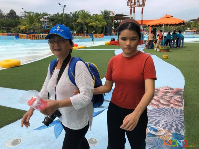 Em tên là Phạm Hoàng Việt Hoa. Em rất tự tin cho biết: “Con không phải dân bolero, con học nhạc nhẹ, nhưng muốn hát bolero cho lạ chút. Con 16 tuổi, trước kia con là học sinh trường PTTH đặc biệt Nguyễn Đình Chiểu. giờ con học Nhạc viện TP.HCM. Con được thầy cô bạn bè thương lắm. Nhưng không vì thế mà ỷ lại đâu. Con dự tính sau này trở thành ca sĩ chuyên nghiệp, được học hành bài bản hẳn hoi. Một định hướng nghiêm túc chứ không phải là sự mộng mơ tuổi trẻ đâu”