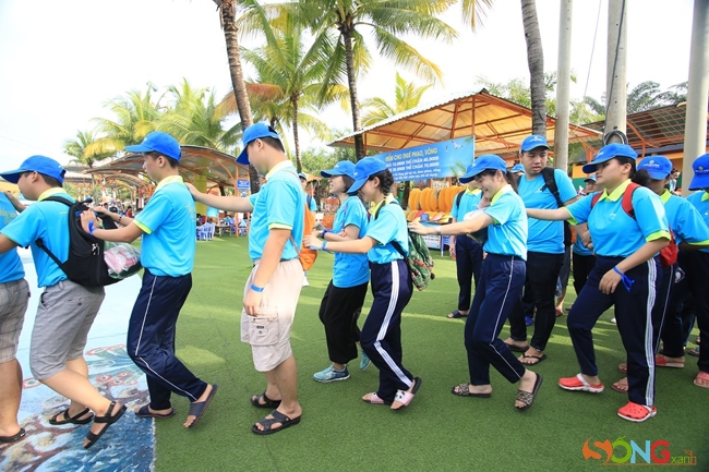Hoa là một trong số 550 em tham gia chương trình Thắp sáng niềm tin lần thứ 16 do Saigontourist tổ chức. Đây là một chương trình cộng đồng tổ chức thường niên, dành riêng cho các em khuyết tật mồ côi từ 9 trường, mái ấm ở Sài Gòn và các vùng lân cận, như trường Nguyễn Đình Chiểu, trường Huynh Đệ Như Nghĩa, trường Bừng Sáng, trường Thanh thiếu niên mù và mồ côi TP.HCM, Trung tâm nuôi dạy trẻ khuyết tật tỉnh Đồng Nai, mái ấm Nhật Hồng, Trung tâm khiếm thị Nhật Hồng, mái ấm Thiên Ân, Hội người mù tỉnh Bình Dương… Ảnh: Trần Hùng