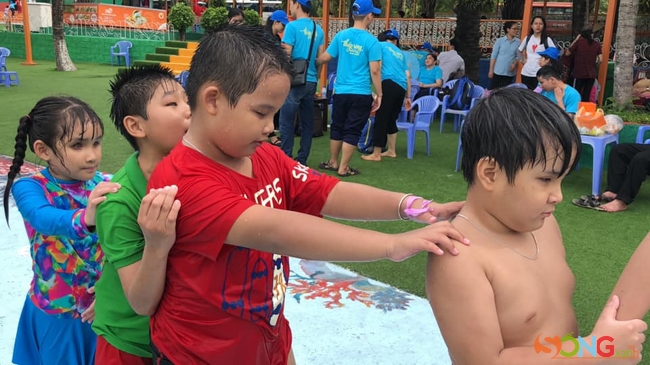 Những bàn tay nắm lấy bàn tay, níu lấy nhau đi chơi, đi qua từng bậc tam cấp, đi vào nhà tắm, nhà vệ sinh, đi lên sân khấu, đi nhận quà, đi đến bàn ăn, đi từng bước trên biển…