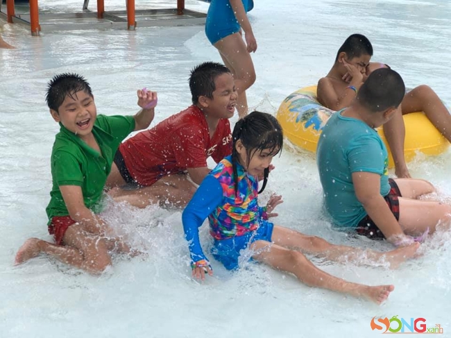 Mỗi năm, các em được ban tổ chức đến tận trường đưa đón đi chơi xa dã ngoại sinh hoạt, giao lưu, vui chơi, diễn văn nghệ, trao quà, tặng học bổng… Thường lần nào trước ngày đi chúng đều háo hức không ngủ được. Không ít đứa thốt lên, con dành 364 ngày để đợi 1 ngày này.