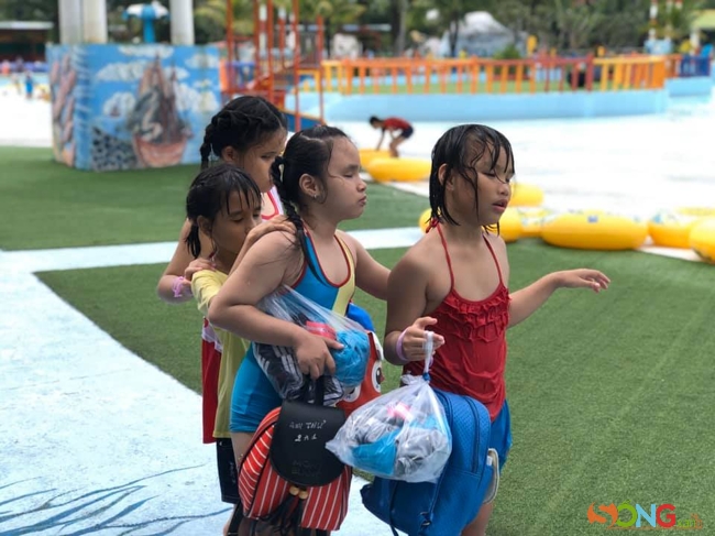 Những đôi tay níu nhau đi thành từng hàng, từng nhóm theo người sáng mắt dẫn đầu trên khắp bãi biển là hình ảnh gây xúc động mạnh cho những ai nhìn thấy.