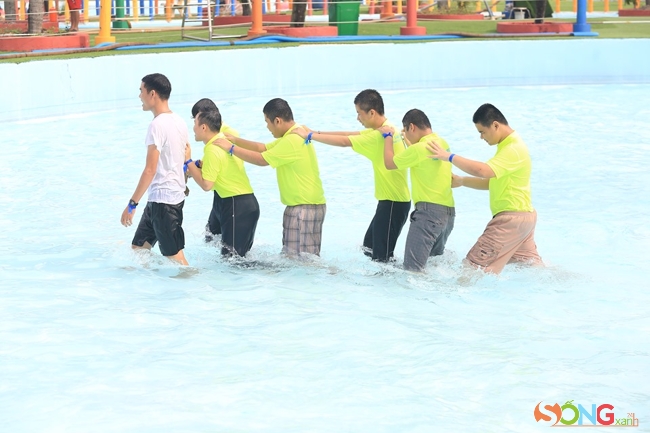 Những hình ảnh “rồng rắn lên mây” ngỡ như trò chơi dân gian trẻ con, giờ thấy lại trong những hình hài khiếm thị. Nhưng chúng rất vô tư hồn nhiên, không có vẻ gì sầu não trước sự không may của mình. Ảnh: Trần Hùng