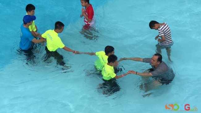 Có 100 tình nguyện viên, hướng dẫn viên của Saigontourist, các thầy cô, các xơ… đã theo sát các em.