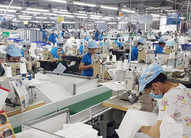 Trong ngành may mặc, năng suất lao động quyết định phần lớn sự cạnh tranh khi giá thành sản xuất tốt. Ảnh: D.L