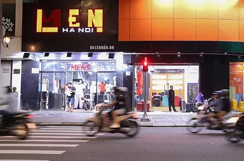 Các cửa hàng trên phố chuyên doanh Lê Duẩn đóng tiệm lúc 22h30. Ảnh: Nguyễn Đông.