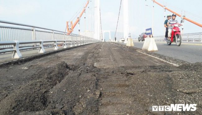 Toàn bộ lớp phủ mặt cầu được cào bóc.