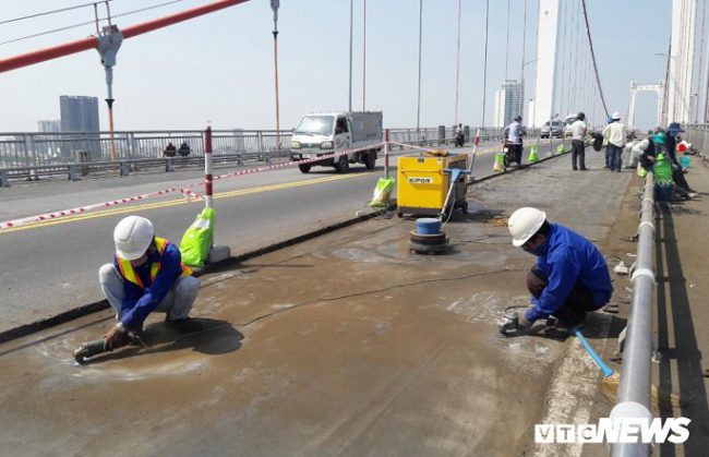 Công nhân mài vệ sinh mặt dầm sắt của cầu.