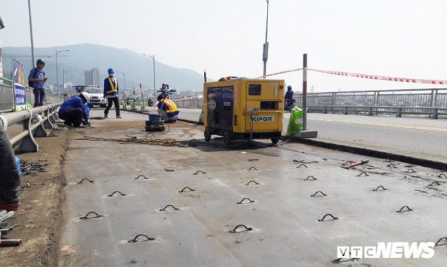 Sau khi mặt dầm thép được vệ sinh, đơn vị thi công hàn neo thép D8 cách khoảng 50cm/neo.