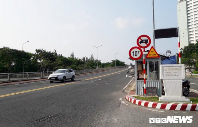 Theo thiết kế, cầu Thuận Phước có tải trọng 13 tấn, nhưng xe tải trên 1 tấn bị cấm qua cầu.
