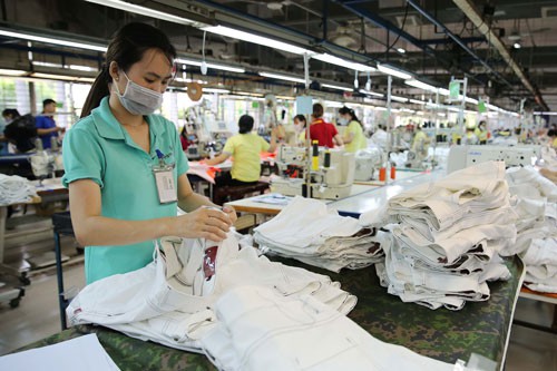 Doanh nghiệp trong nước cần môi trường kinh doanh lành mạnh để phát triển. Trong ảnh: Công nhân làm việc tại Công ty CP Quốc tế Phong Phú. Ảnh: HOÀNG TRIỀU